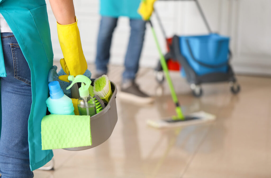 Female,Janitor,With,Cleaning,Supplies,In,Kitchen