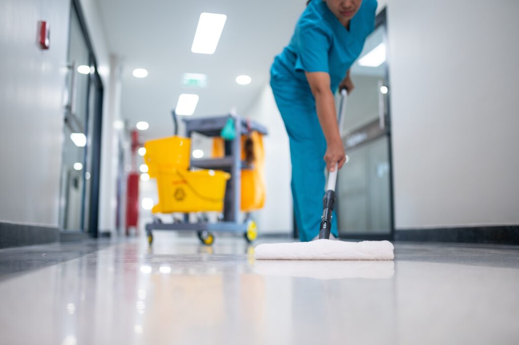 Cleaner,Using,Mops,,Cleaner,With,Mop,And,Uniform,Cleaning,Hall